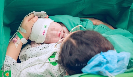 Mẹ đái tháo đường thai kỳ, bé quấn 3 vòng dây rốn, sinh khỏe mạnh