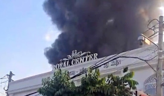 TP Hồ Chí Minh: Cháy lớn tại trung tâm tiệc cưới ở Hóc Môn