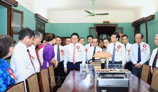 Đoàn đại biểu Người làm báo tiêu biểu dâng hương tưởng niệm Chủ tịch Hồ Chí Minh