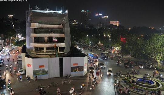 Nhiều máy móc được huy động tháo dỡ tòa nhà 'Hàm cá mập'