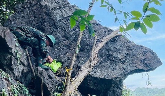 Quảng Bình: Hủy nổ an toàn khối đá 'treo' lơ lửng phía sau bản