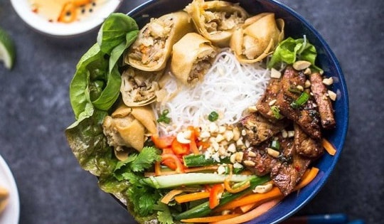 Loại rau sống ăn kèm bún thịt nướng lại có tác dụng hỗ trợ ngừa ung thư ruột kết – bạn có đang bỏ lỡ?