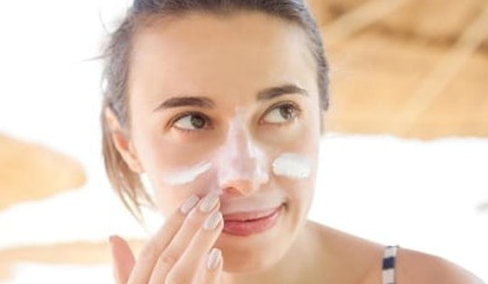 Vì sao bôi kem chống nắng bị ngứa?