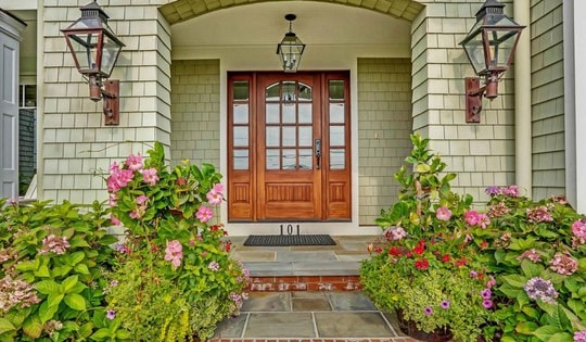 Chọn màu cửa chính hợp phong thủy để thu hút tài lộc và may mắn không phải ai cũng biết
