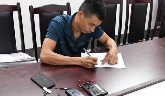 Lật tẩy chiêu trò thi sát hạch lái xe bằng camera gắn trong cúc áo