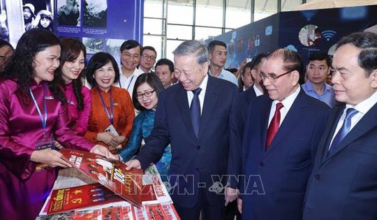 Tổng Bí thư Tô Lâm tham quan các gian trưng bày tại Hội báo toàn quốc 2025