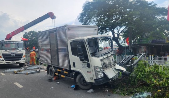 TP Hồ Chí Minh: Hai xe tải đâm nhau, tài xế bị thương nặng kẹt trong cabin