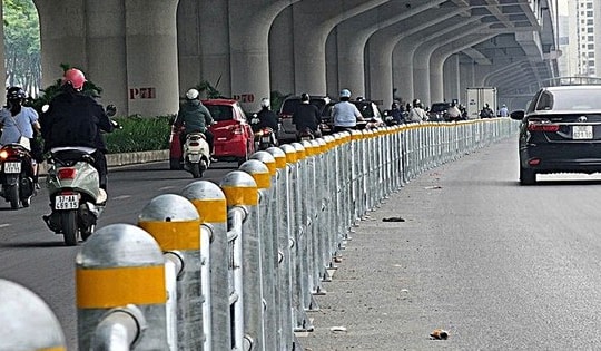 Hà Nội lắp hàng rào thép tách làn ô tô, xe máy trên đường Võ Chí Công và Phạm Văn Đồng
