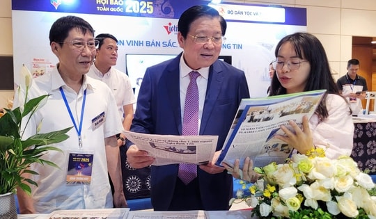 Báo Sức khỏe và Đời sống vinh dự đón các lãnh đạo cấp cao thăm quan gian trưng bày tại Hội Báo toàn quốc 2025