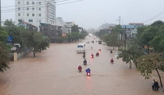 Mưa lớn khiến 1 người chết, nhiều nơi bị ngập nặng