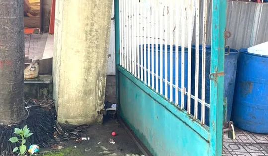 Trộm khiêng cả cổng, cuỗm 6 xe máy của sinh viên trong ký túc xá