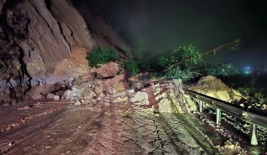 Quốc lộ 4D nối Lai Châu và Sa Pa tiếp tục bị sạt lở, gây tắc đường hoàn toàn