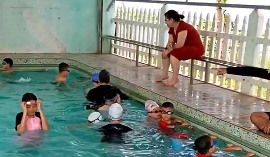 Dạy bơi - Nghề 'hái ra tiền' mùa hè, thu nhập tiền triệu mỗi ngày