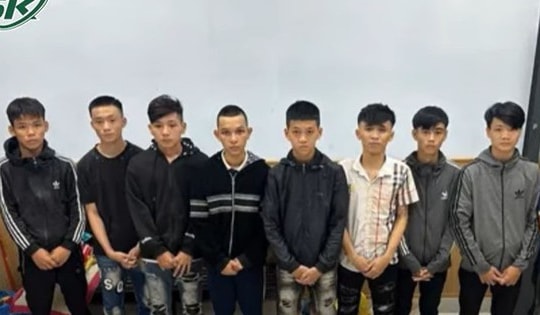 Hung hãn vác 'hàng nóng' đi tìm đối thủ, nhóm thiếu niên chém nhầm người trên phố