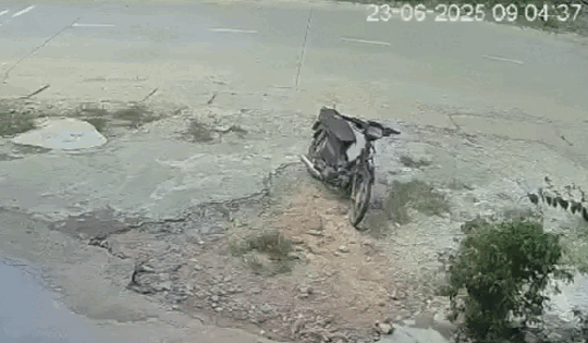 Xe đạp điện va chạm xe đầu kéo khiến 4 cháu nhỏ thương vong ở Đắk Lắk