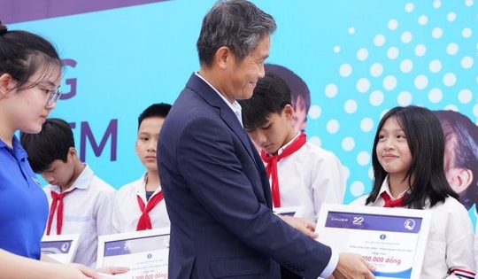 Trao tặng gần 2.000 học bổng và quà tặng, Chubb Life Việt Nam tiếp thêm động lực cho trẻ em hiếu học nhân Tháng Hành động vì trẻ em