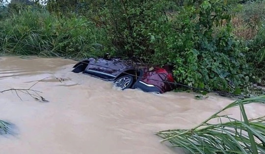 Lái xe theo Google Maps, ô tô chở 5 người bị lũ cuốn trôi ở Tuyên Quang