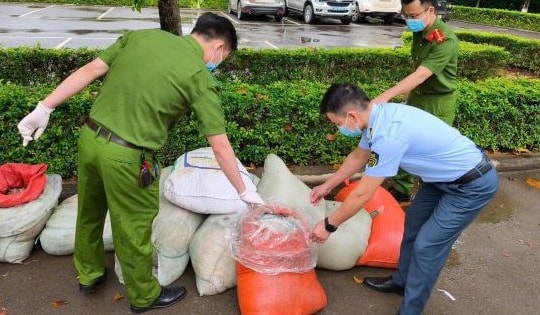 Phát hiện gần 1 tấn nội tạng động vật trong tình trạng phân hủy trên đường vận chuyển về Hà Nội tiêu thụ