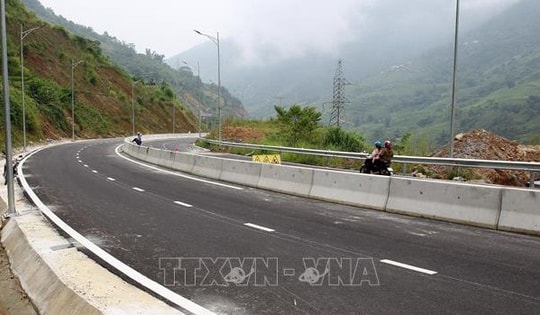 Cảnh sát giao thông kịp thời giúp thiếu niên lang thang trên cao tốc về với gia đình