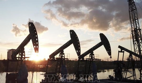 Căng thẳng leo thang, giá dầu 'dậy sóng'