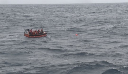 Cứu nạn khẩn cấp ngư dân bị liệt nửa người khi hành nghề trên biển