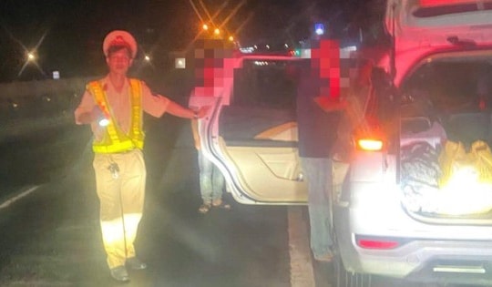 Phát hiện tài xế hôn mê trên ô tô, CSGT kịp thời ứng cứu trong đêm