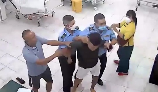 Nam thanh niên bất ngờ đấm vào mặt điều dưỡng cấp cứu ở Khánh Hòa