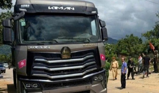 Xe đầu kéo va chạm với xe đạp điện, 4 trẻ thương vong