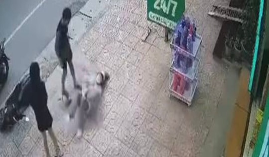 Bắt đối tượng hành hung 2 nữ sinh giữa phố ở Bắc Giang