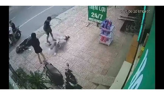 Nam thanh niên ra tay đánh gục cô gái giữa đường

