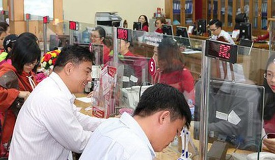 Xuất hiện 2 ngân hàng có lãi suất 12 tháng cao tới hơn 7,5%: Gửi tiết kiệm 500 triệu đồng nhận tối đa bao nhiêu tiền lãi?