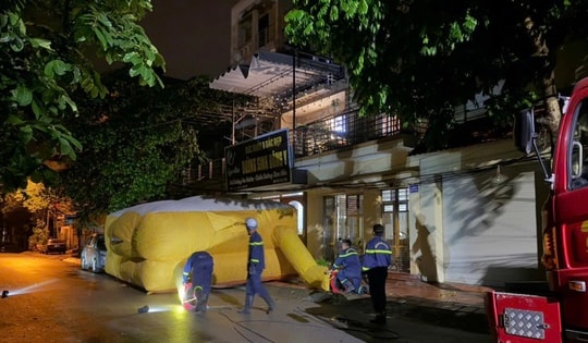 Cứu người phụ nữ có ý định nhảy từ tầng 3 xuống đất