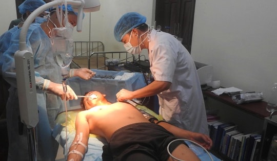 Một ngư dân bị cá kìm đâm rách cổ khi đang lặn biển