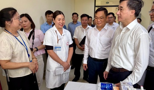 Thứ trưởng Bộ Y tế Trần Văn Thuấn kiểm tra công tác đảm bảo y tế phục vụ thi tốt nghiệp THPT tại Phú Thọ