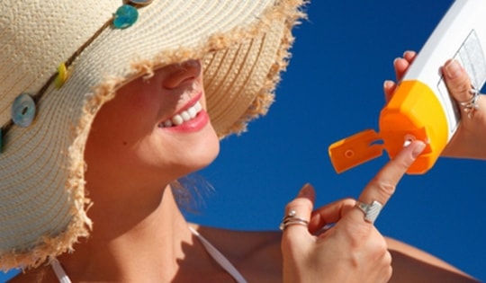 Vì sao bôi kem chống nắng mà da vẫn đen sạm?