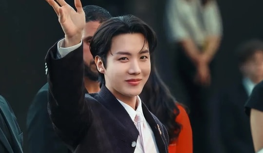 Hieuthuhai xin chụp hình cùng j-hope (BTS) gây sốt