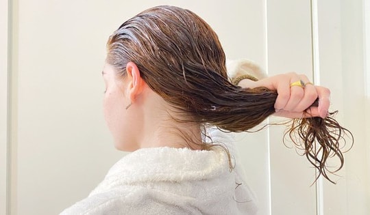 Nắng nóng khiến tóc nhanh bết và có mùi, khắc phục thế nào?