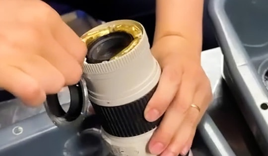 Phát hiện đối tượng giấu gần 2kg nghi vàng trong ống kính máy ảnh tại sân bay Nội Bài