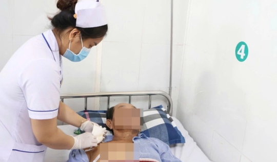 Suýt bị cắt cụt chân do tắc động mạch chủ chậu nặng