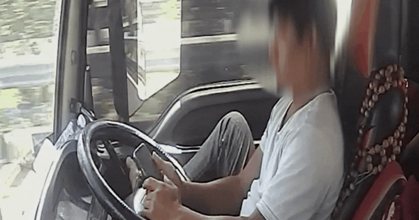 Tài xế tay 'lướt' TikTok di chuyển 80km/h trên cao tốc