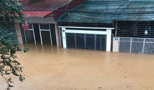 Yên Bái mưa lớn kéo dài khiến nhiều tuyến phố ngập sâu