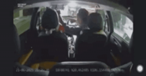 Video tài xế taxi bị nam hành khách đánh, đấm túi bụi