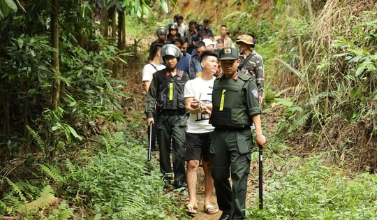 50 chiến sĩ công an trấn áp tội phạm đánh bạc trên đồi quế