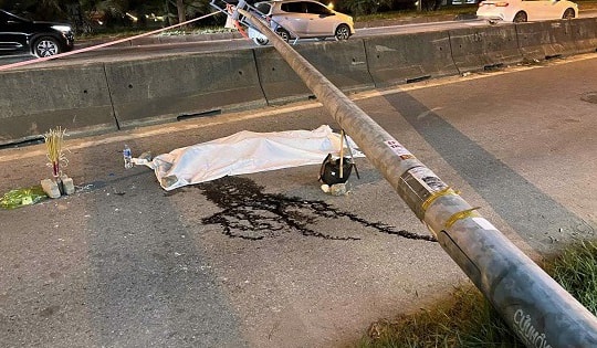 Cột đèn bất ngờ gãy đổ làm người đi đường tử vong