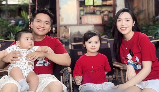 Nam MC có tên đặc biệt nhất VTV khoe bộ ảnh gia đình, biểu cảm 2 nhóc tỳ khiến fan thích thú