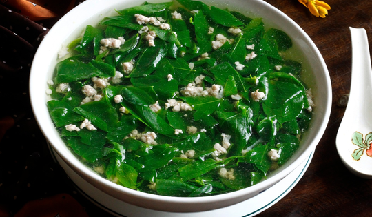 Cách nấu canh rau ngót thịt băm tại nhà đơn giản, ai cũng làm được