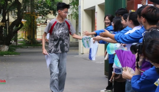 Sĩ tử hào hứng sau khi hoàn thành bài thi môn Ngữ văn kỳ thi tốt nghiệp THPT 2025