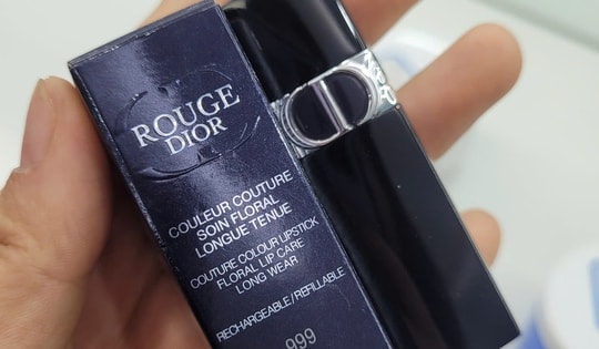 Cận cảnh mỹ phẩm, kính mắt, đồng hồ giả, vi phạm sở hữu trí tuệ y như hàng chính hãng