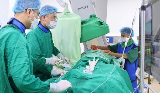 Cứu sống cụ ông 3 lần ngừng tim