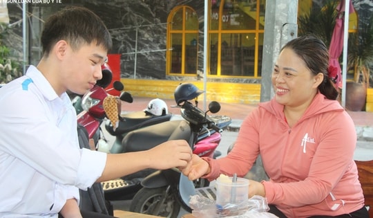 Kỳ thi tốt nghiệp THPT năm 2025 tại Quảng Ninh: Phụ huynh hồi hộp hơn cả sĩ tử